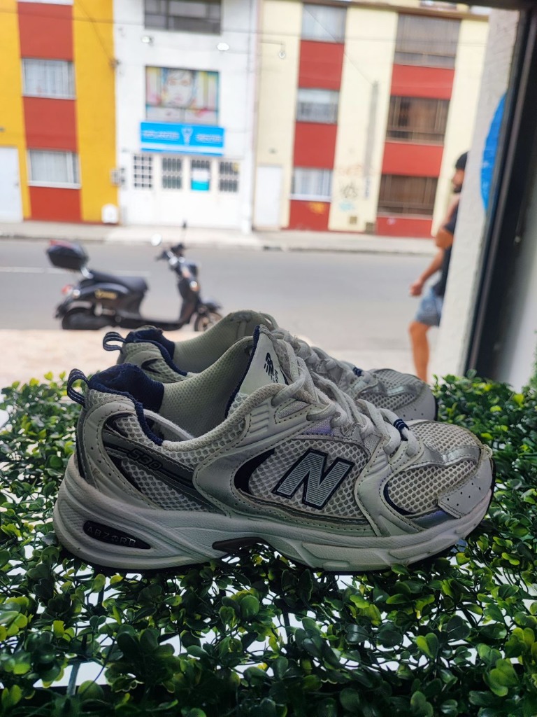 Resultado final del calzado New Balance 530 restaurado